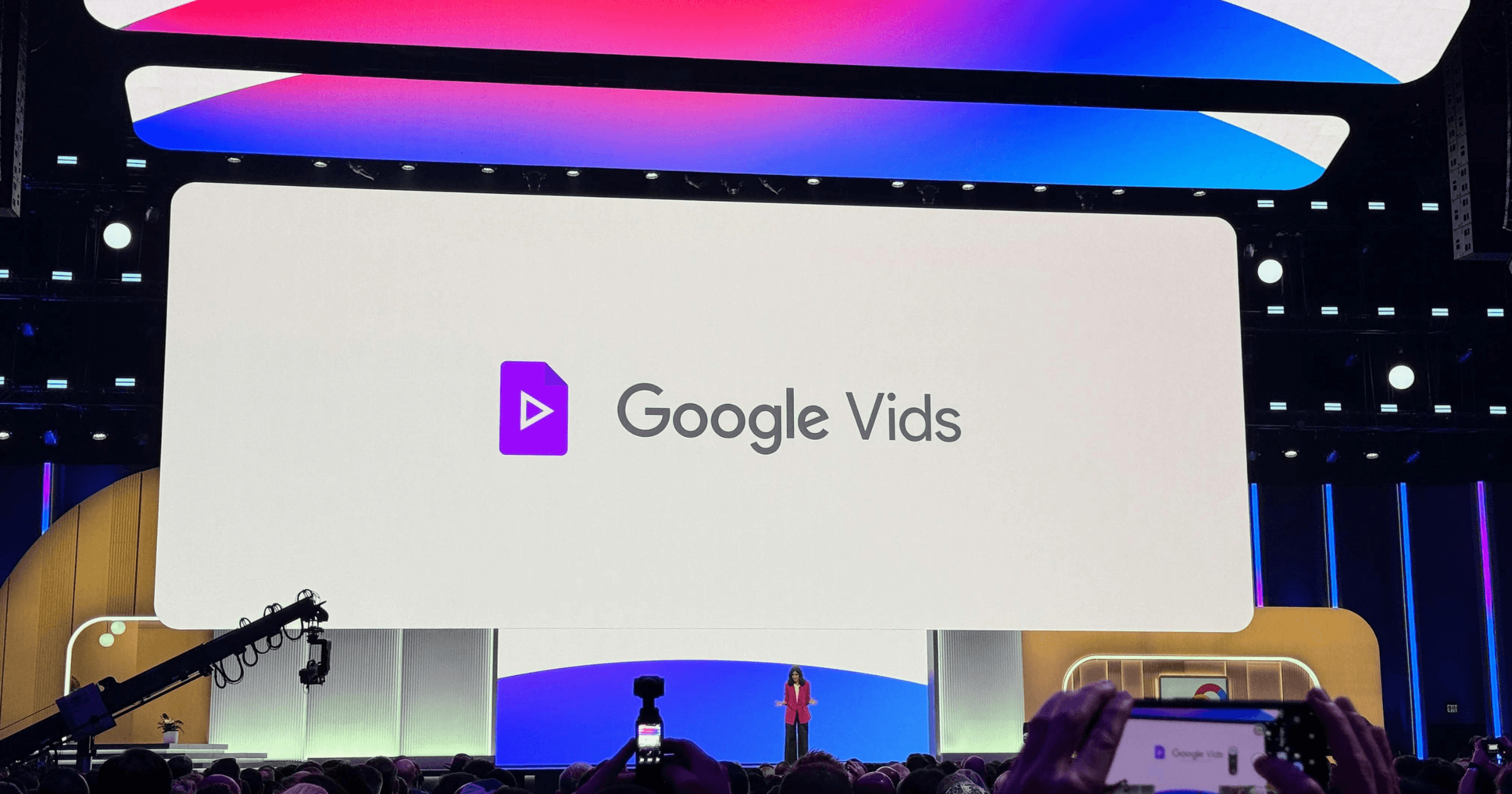 Google 推出 AI 驅動影片創作工具 Google Vids，與 Workspace 深度整合，提升工作效率，提供多樣的語音選項和協作功能。上班族必備！Google 推 AI 工具「Google Vids」，以後做簡報更快了？