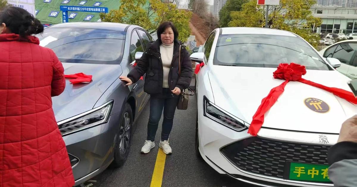 Pi幣可以買車了？網瘋傳比亞迪汽車交易影片，一派一世界不是夢？比亞迪汽車經銷商接受Pi幣支付，引發市場熱議，但與中國嚴格的加密貨幣監管政策相衝突。隨著Pi Network主網上線，這類交易模式的合法性成為焦點。