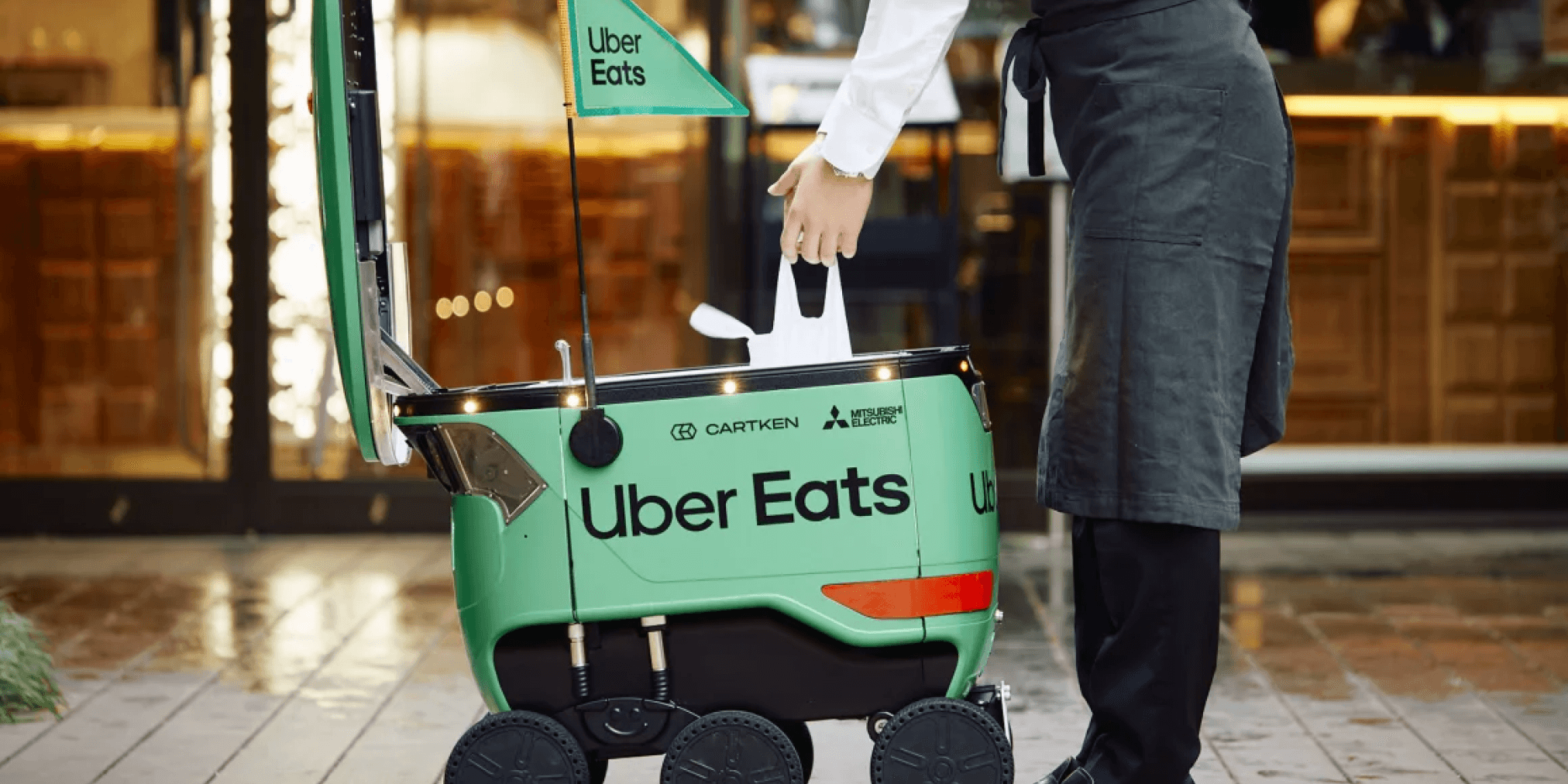 跟外送員搶飯碗？Uber Eats 推「AI 機器人送餐」，網笑：在台灣會摔爛