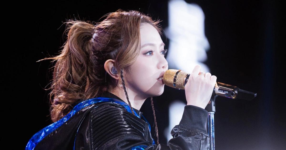 鄧紫棋台灣演唱會本週登場!26歲投資AI公司翻十倍,身價估達58億|鄧紫棋台北大巨蛋演唱會本週登場。港媒估她身價上看 58.14 億元,且 26 歲投資的 AI 公司已獲 10 倍報酬。雖涉足科技,她仍堅信 AI 無法取代人類真實情感與原創力。