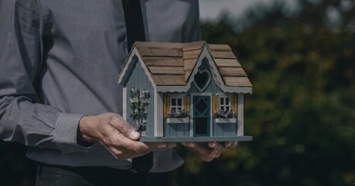 台灣人瘋炒股不買房?建商籲打房要給活路,網反酸:只有賣不掉的價格|台灣資金因 AI 熱潮流向股市,房地產面臨邊緣化與流動性風險。建商呼籲政府放寬打房政策給予活路,但網友反批是建商將房價炒到讓人買不起,支持引導資金離開房市。