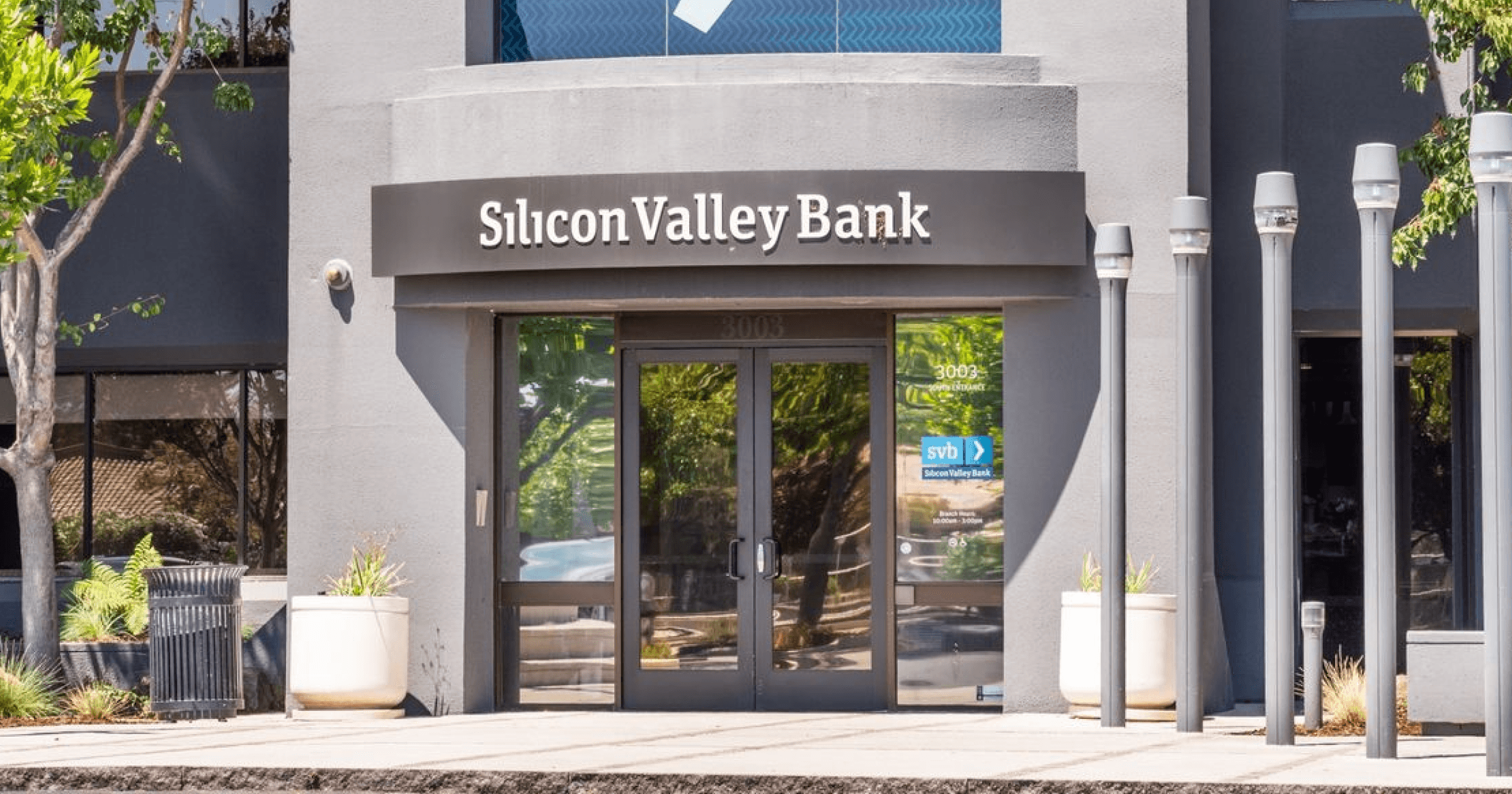 矽谷銀行因為拋債籌錢引發虧損,市場投資者對此感到恐慌,間接導致股價慘崩,也拖累全美銀行類股下殺。但是否過度恐慌了?
矽谷銀行營業了,資金已轉到過渡銀行!發生什麼事?資深前員工拆解內幕