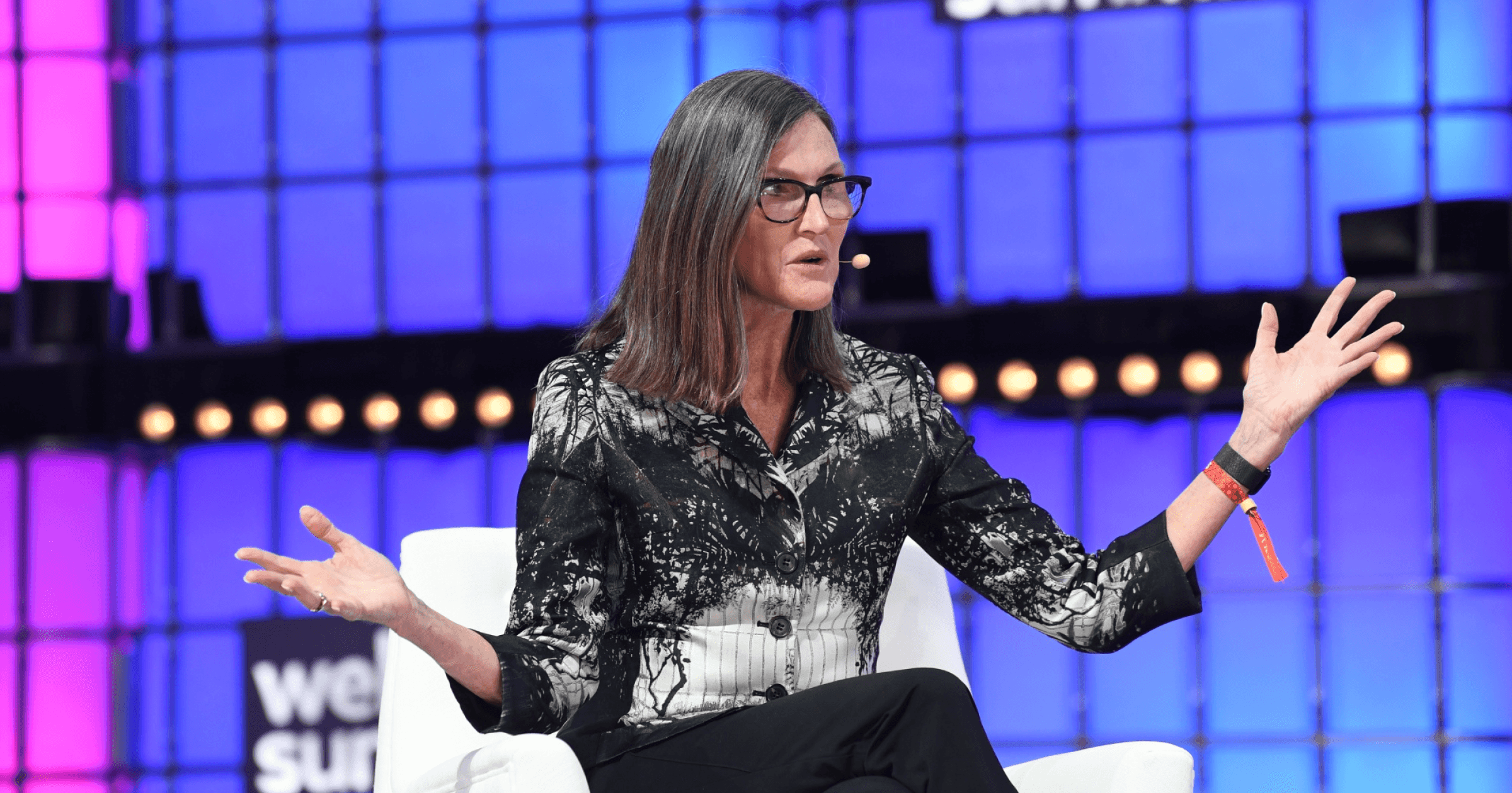 方舟投資執行長,素有女股神之稱的 Cathie Wood,近日在外媒《Benzinga》的採訪節目中再次談到比特幣,她預測加密貨幣總市值將在 7 年內增長 2,100%,而比特幣將漲到 65 萬美元。女股神再喊盤:比特幣七年後將漲到65萬!為何還稱市值要翻2100%?