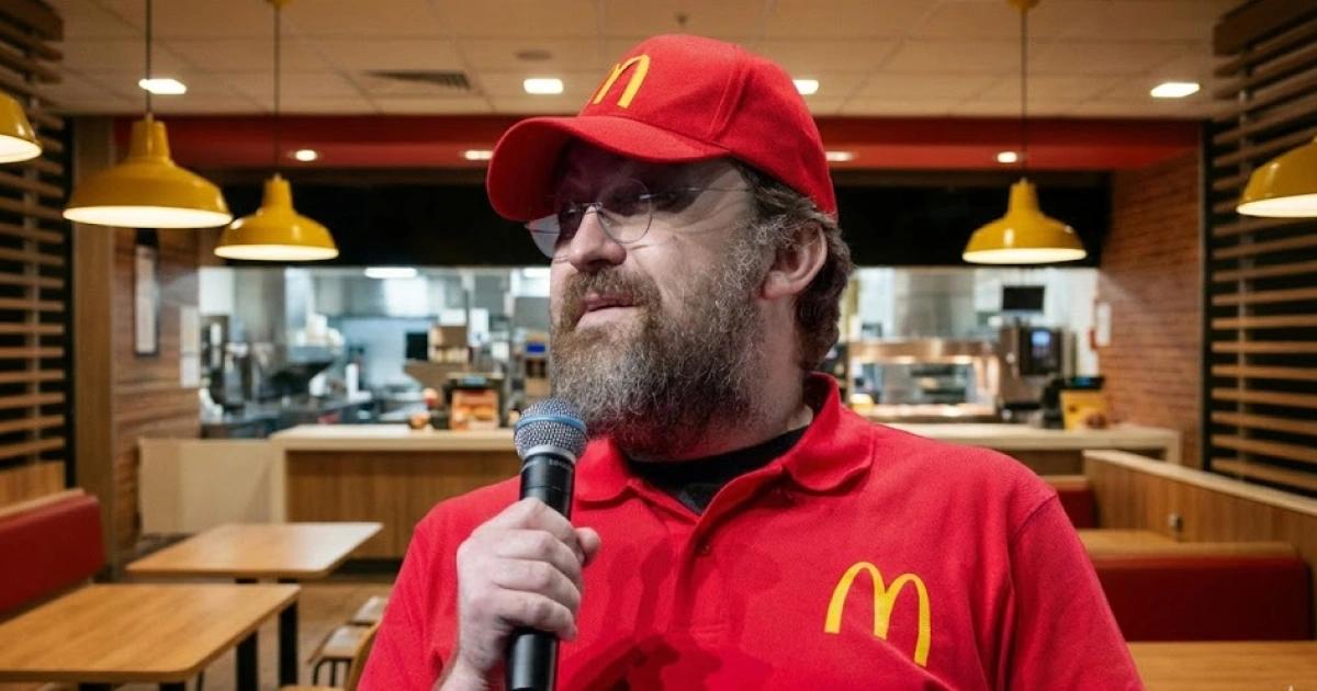 要去炸薯條了?Cardano創辦人穿麥當勞制服亮相峰會,預告新項目3月上線