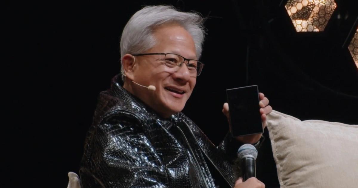 川普打電話給在論壇的黃仁勳:AI末日論是騙局,機器人才不會統治世界
