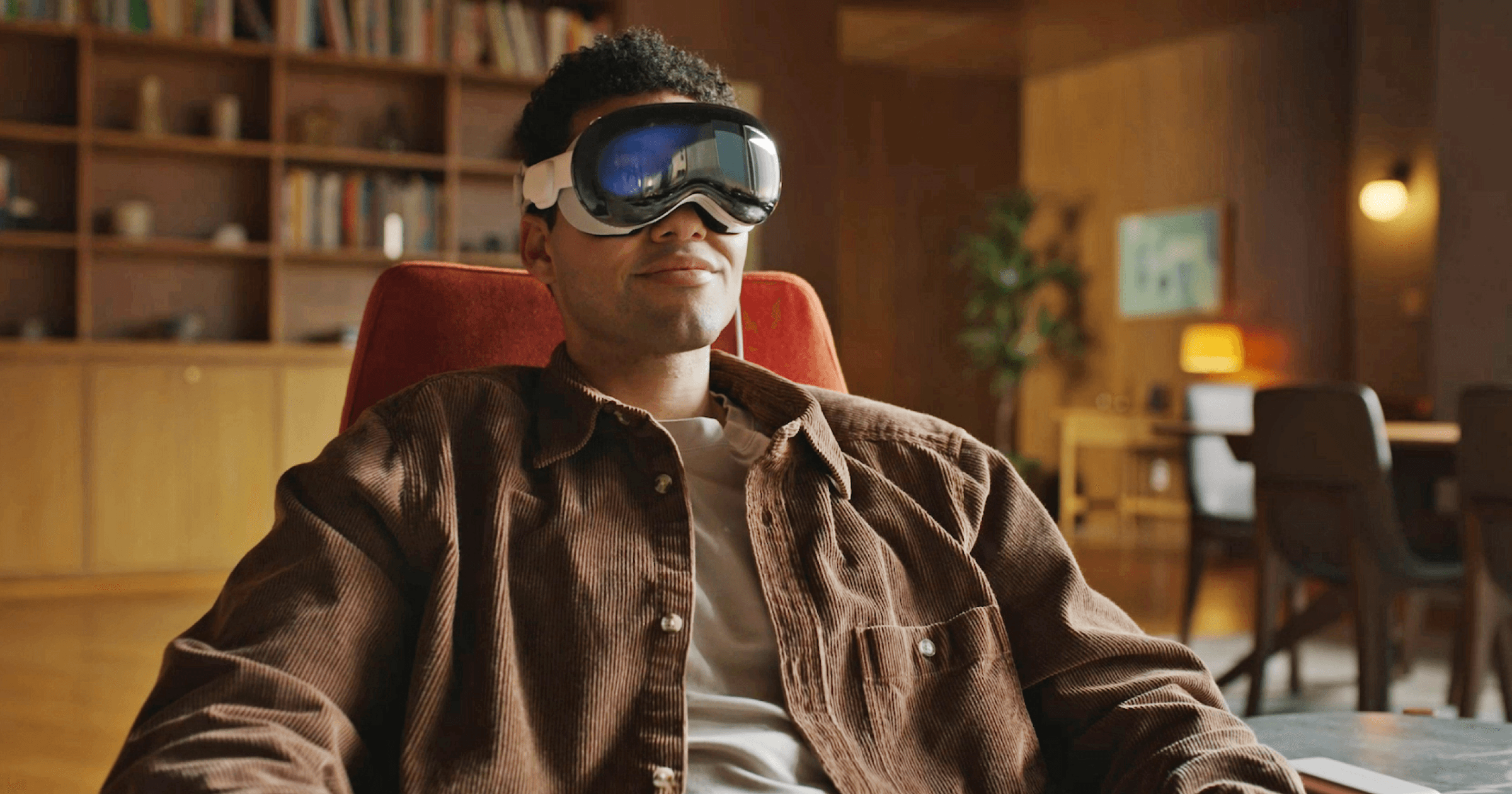 蘋果公司(Apple)發表MR頭盔Vision Pro後引發熱議。有國外網紅表示,投資者不應該再炒股,而是要買Vision Pro,並以原廠未拆封的初代iPhone為例,認為蘋果的產品具有投資價值。投資蘋果產品賺很大?網紅:快買Vision Pro,初代手機漲超百倍