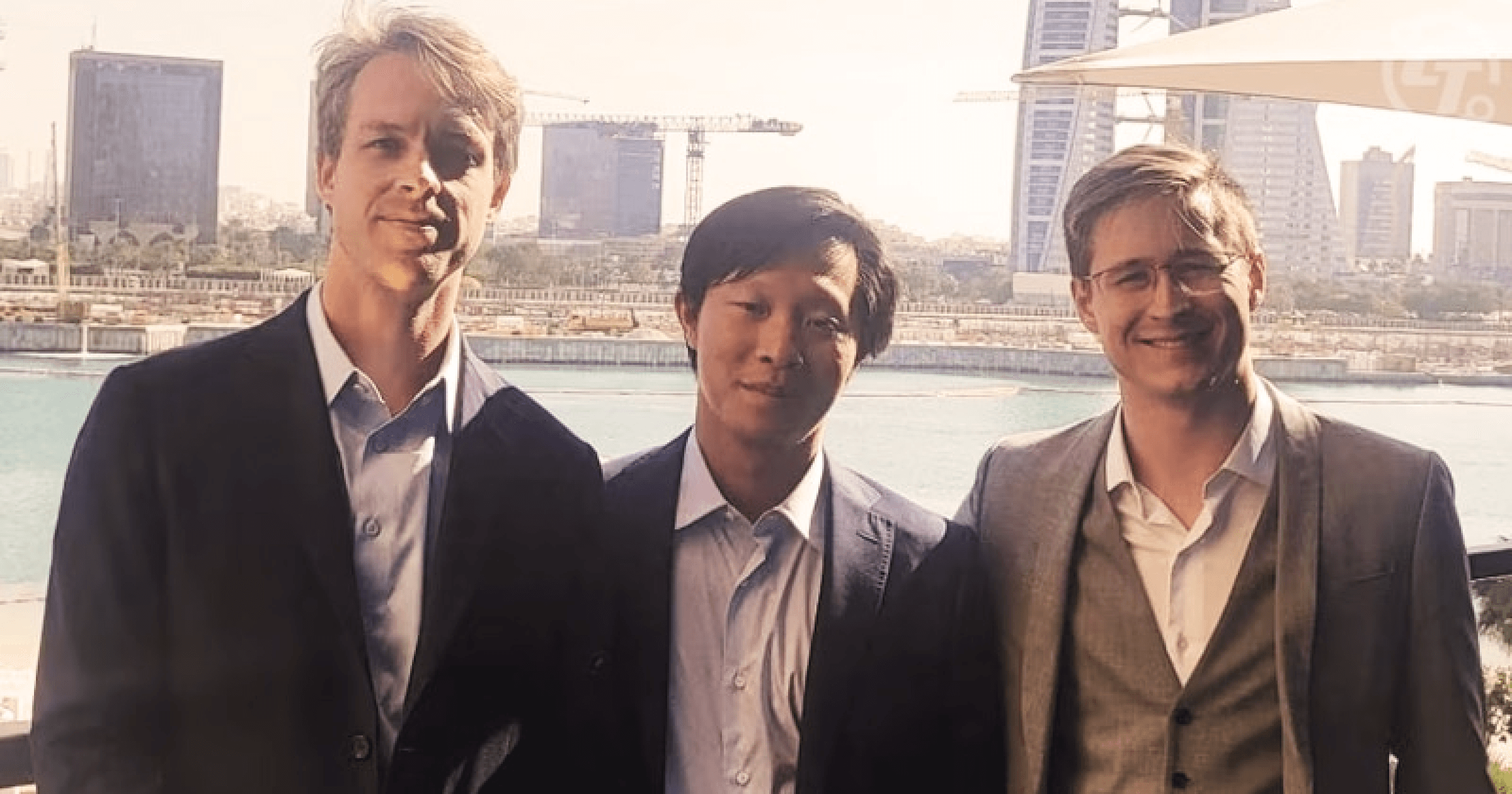 加密對沖基金三箭資本(3AC)在去年 7 月破產後,創辦人 Su Zhu 和 Kyle Davies 便不知去向,近日外媒《紐約時報》曝光了這段時間兩人的愜意生活,似乎公司破產根本沒有造成任何影響。 三箭資本破產,創辦人照樣過很爽?「畫畫、衝浪、養鴨」愜意生活曝光!