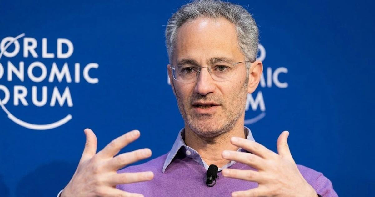 誰能在AI時代生存?大數據巨頭Palantir CEO:藍領工人和ADHD患者|Palantir執行長指AI時代學歷無用,只有藍領技術工人與神經多樣性者能存活。微軟等高管則反駁,強調人文素養將更重要,凸顯職場求職邏輯正被重塑。